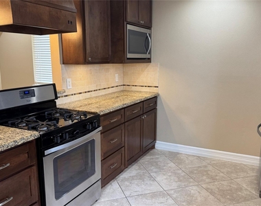 3310 Glen Spring Drive - Photo Thumbnail 10