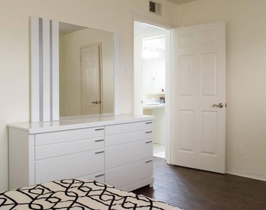 3942 W Alabama Street - Photo Thumbnail 5
