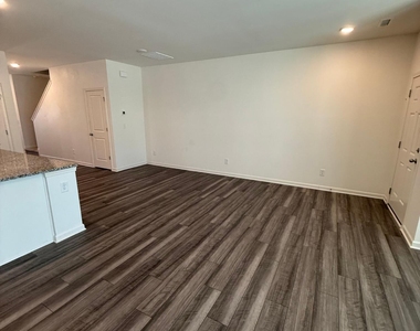 329 Spaight Acres Way - Photo Thumbnail 4