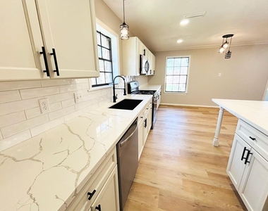 1803 S Park Street - Photo Thumbnail 5