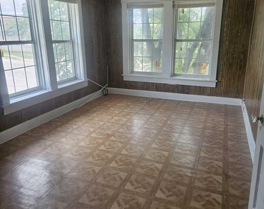 541 Hammond Ave - Photo Thumbnail 6