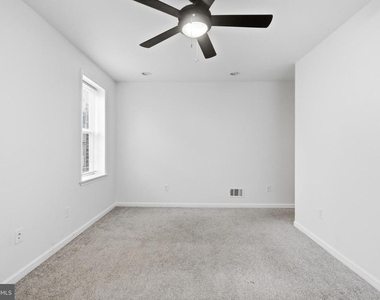 2302 2302 Mount Royal Terrace - Photo Thumbnail 14