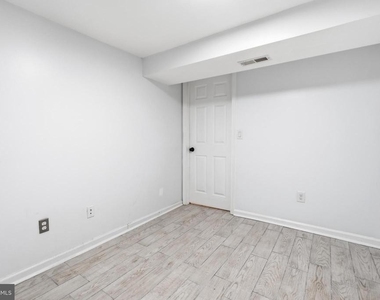 2302 2302 Mount Royal Terrace - Photo Thumbnail 20