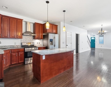 2302 2302 Mount Royal Terrace - Photo Thumbnail 8