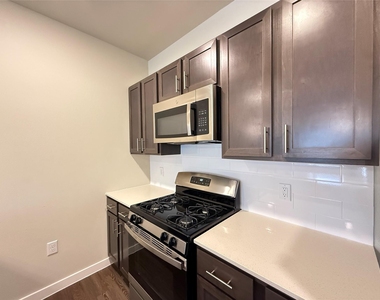2102 Antoine Drive - Photo Thumbnail 2