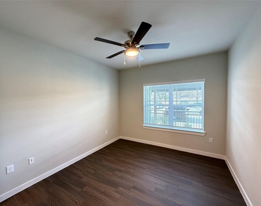 2102 Antoine Drive - Photo Thumbnail 5