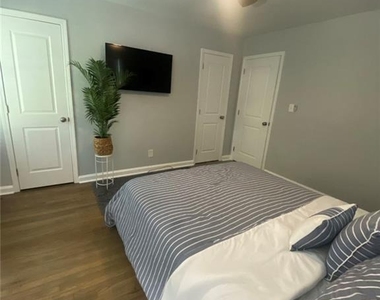 2133 Pinehurst Drive - Photo Thumbnail 8