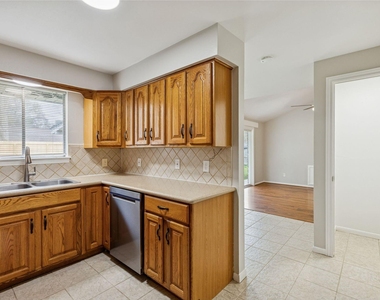 5758 Greencraig Drive - Photo Thumbnail 8