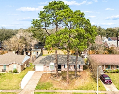 5758 Greencraig Drive - Photo Thumbnail 14