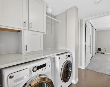 7430 Lake Breeze Drive - Photo Thumbnail 15