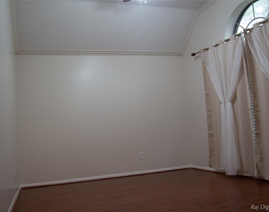 4918 Pinder Lane - Photo Thumbnail 2