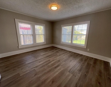 6913 Avenue L - Photo Thumbnail 8