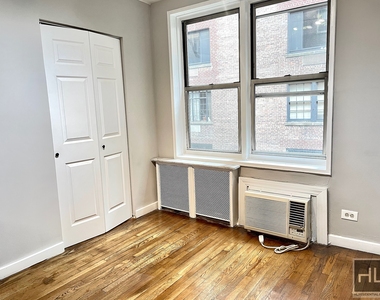 East 58th Street - Photo Thumbnail 4