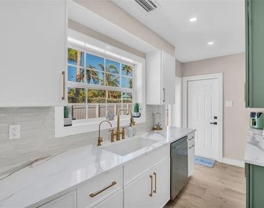 16613 Gulf Boulevard - Photo Thumbnail 10