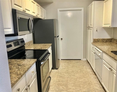 5542 Metrowest Boulevard - Photo Thumbnail 8