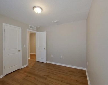 9810 N Santee Terrace - Photo Thumbnail 4