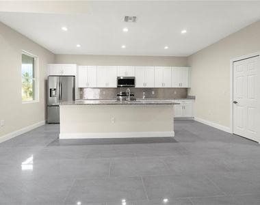 1043 Albert Ave - Photo Thumbnail 2