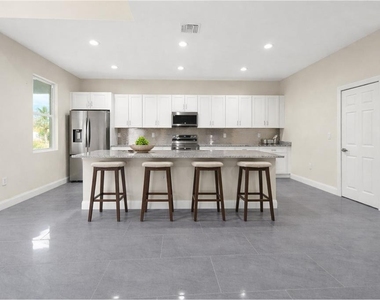 1043 Albert Ave - Photo Thumbnail 3