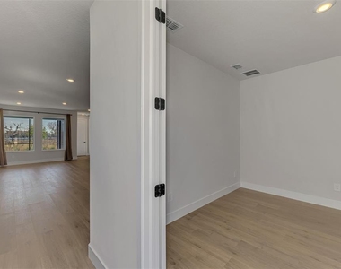 2821 Marrakesh Lane - Photo Thumbnail 8