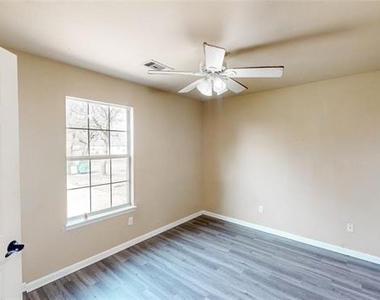 701 E College Street - Photo Thumbnail 12