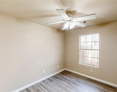 701 E College Street - Photo Thumbnail 14
