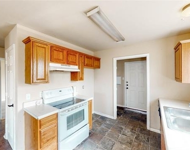 701 E College Street - Photo Thumbnail 7