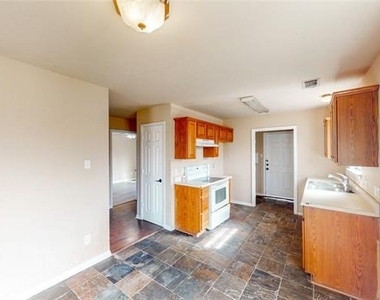 701 E College Street - Photo Thumbnail 9