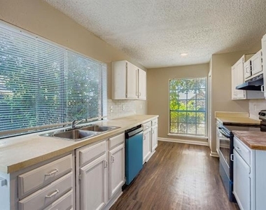 9117 Fairmont Circle - Photo Thumbnail 5
