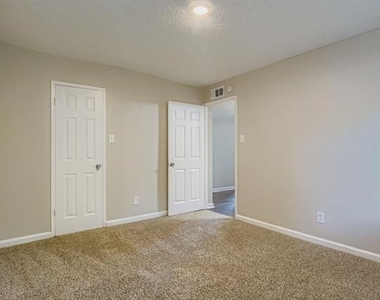 9117 Fairmont Circle - Photo Thumbnail 7