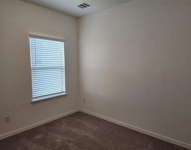 627 Redwood Way - Photo Thumbnail 16