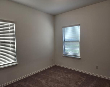 627 Redwood Way - Photo Thumbnail 17