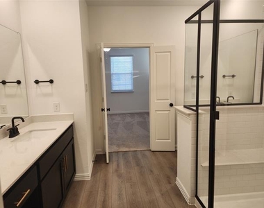 627 Redwood Way - Photo Thumbnail 12