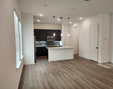 627 Redwood Way - Photo Thumbnail 3