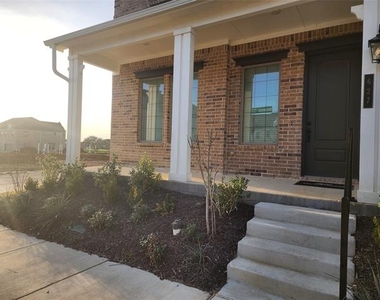 627 Redwood Way - Photo Thumbnail 1