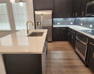 627 Redwood Way - Photo Thumbnail 7