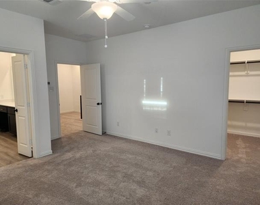 627 Redwood Way - Photo Thumbnail 11