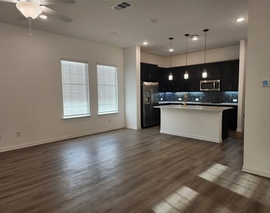 627 Redwood Way - Photo Thumbnail 2
