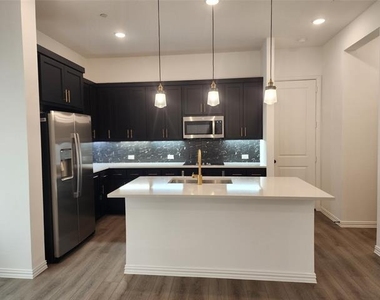 627 Redwood Way - Photo Thumbnail 6