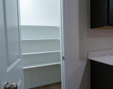 929 Jefferson Way - Photo Thumbnail 7