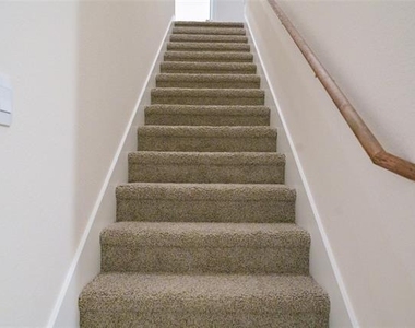 929 Jefferson Way - Photo Thumbnail 2