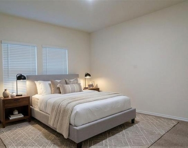 929 Jefferson Way - Photo Thumbnail 11