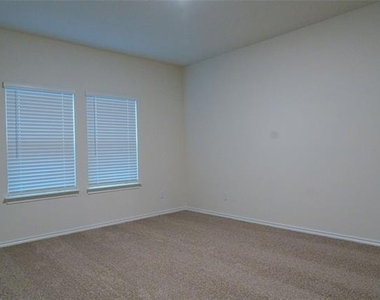 929 Jefferson Way - Photo Thumbnail 10
