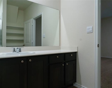 929 Jefferson Way - Photo Thumbnail 12