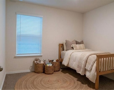929 Jefferson Way - Photo Thumbnail 22
