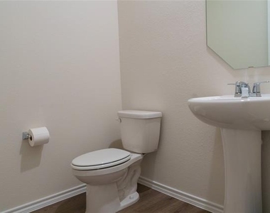 929 Jefferson Way - Photo Thumbnail 3