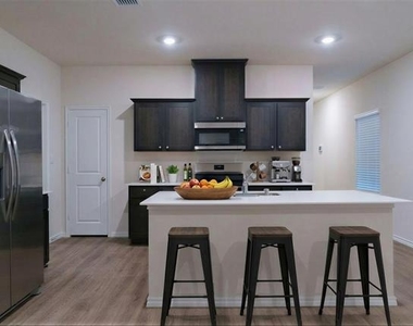 929 Jefferson Way - Photo Thumbnail 6
