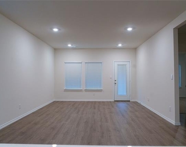 929 Jefferson Way - Photo Thumbnail 8