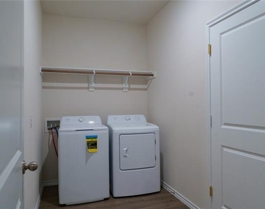 929 Jefferson Way - Photo Thumbnail 16