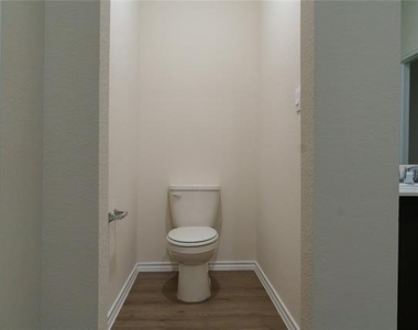 929 Jefferson Way - Photo Thumbnail 14