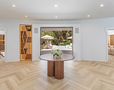 702 N Beverly Drive - Photo Thumbnail 4